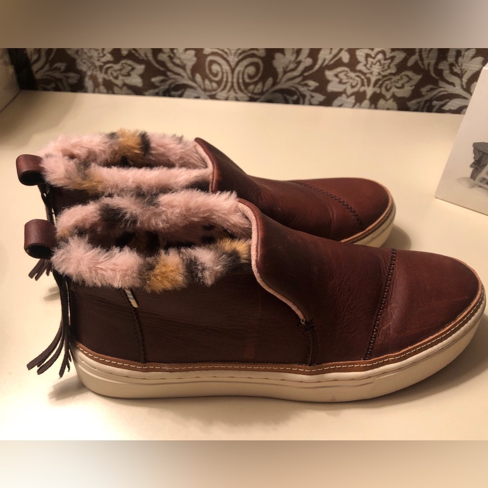 TOMS Women’s Brown Leather Slip On Faux Fur Shoes Size US 7.0 PINK Leopard Print